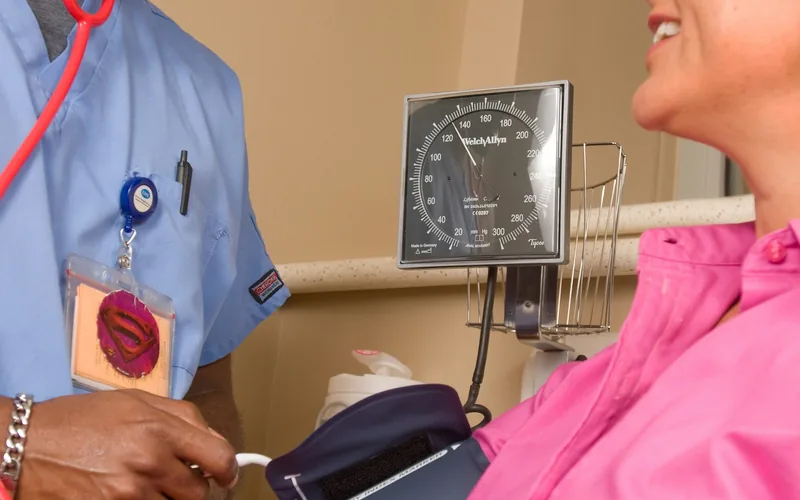 Ärztin misst einer Patientin den Blutdruck