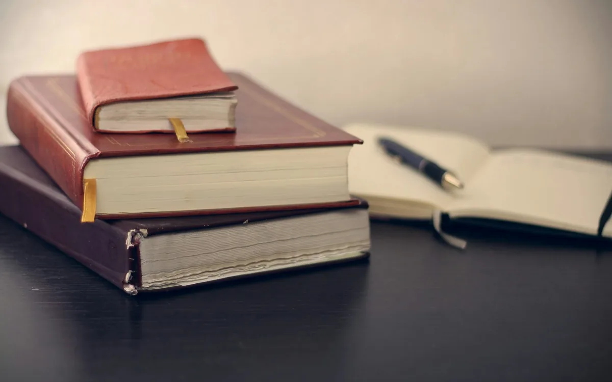 Medizinisches Sozialrecht: Gesetzbücher und Notizen auf einem Schreibtisch – Prüfung von Bescheid und medizinischen Unterlagen